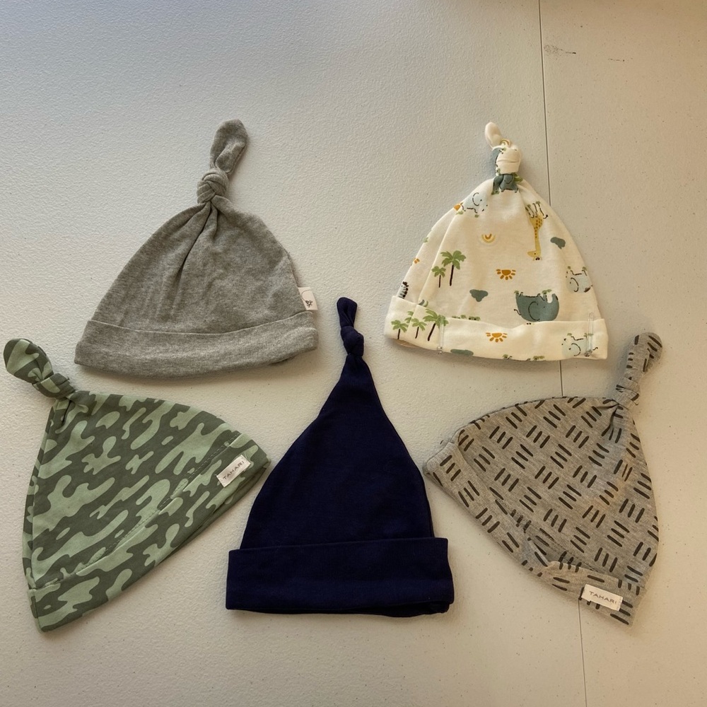 NEW NWOT Rae Dunn Burt’s Bees baby knotted folded patterned hats set 6-9 months‎